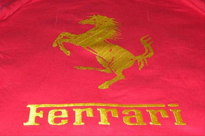 Вышивка логотипа Ferrari, на футболке
